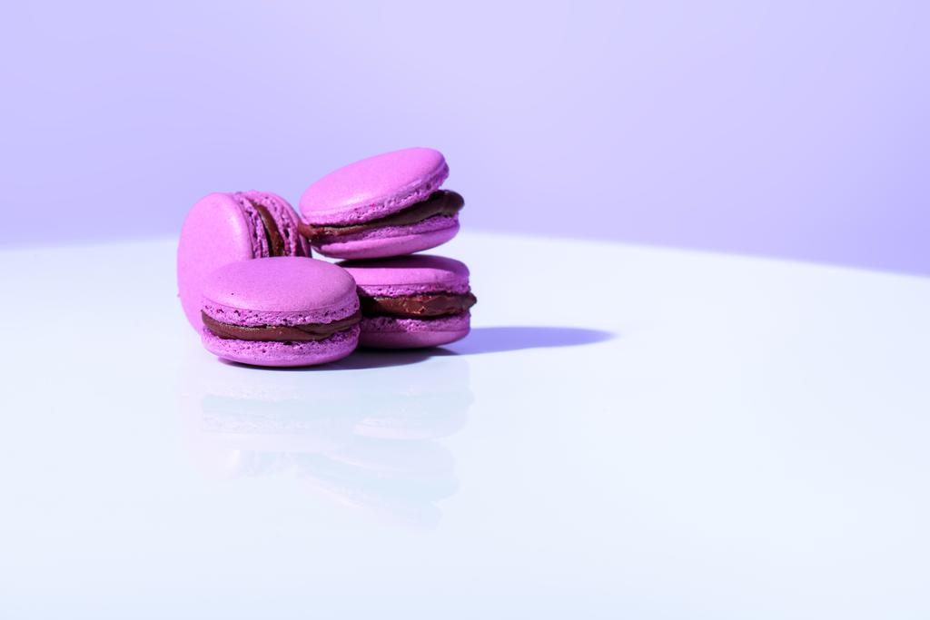 macarons roxos no fundo violeta, tendência ultravioleta
 - Foto, Imagem