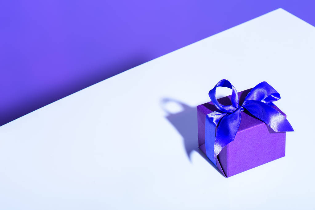 caja de regalo púrpura con arco para cumpleaños
 - Foto, Imagen
