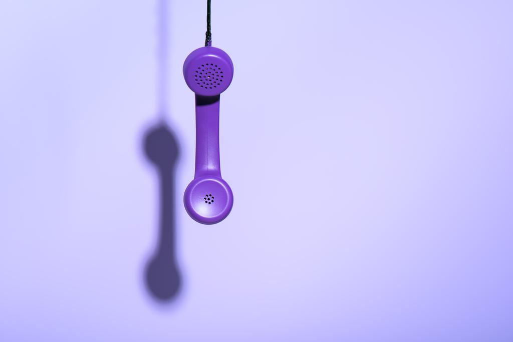 висячий фіолетовий телефонний телефон, ультрафіолетова тенденція
 - Фото, зображення