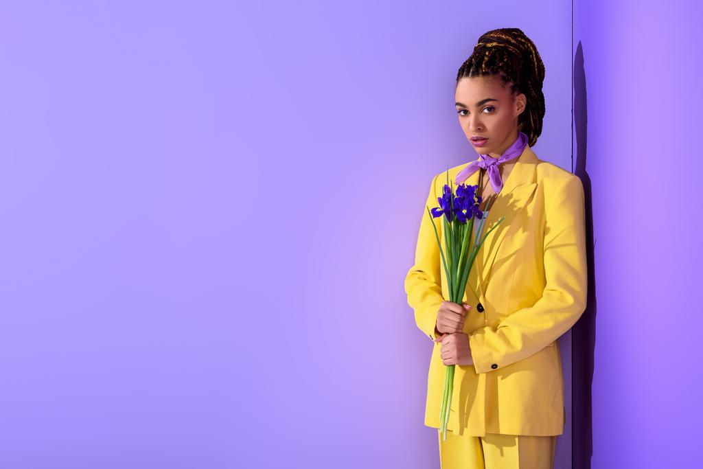 african american girl w kolorze żółtym z irysów, na modny ultra fioletowe tło - Zdjęcie, obraz