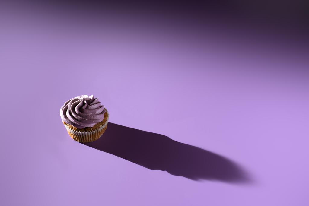 cupcake com esmalte de creme de manteiga roxo, tendência ultravioleta
 - Foto, Imagem