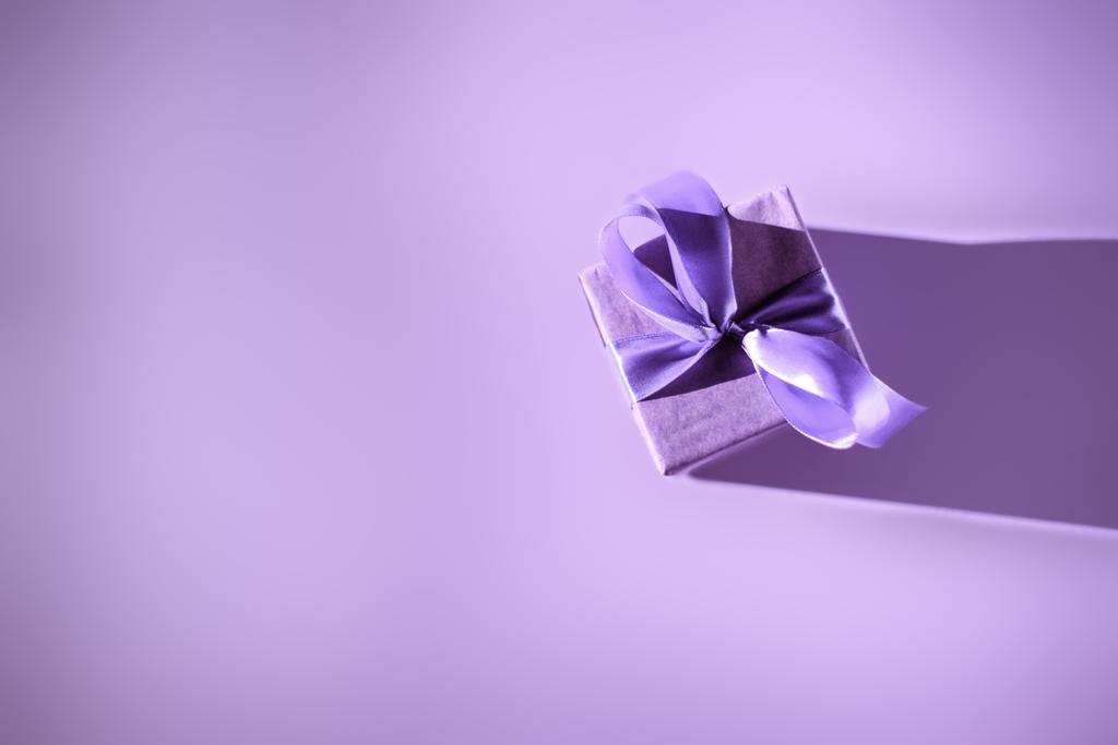 верхний вид подарочной коробки с фиолетовым луком, ультрафиолетовый тренд
  - Фото, изображение