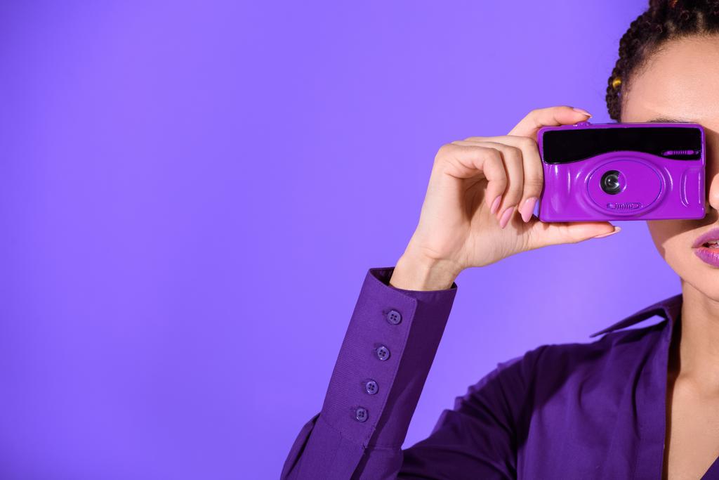 ウルトラ バイオレットに分離カメラで写真を撮る紫のジャケットの女の子のビューをトリミング - 写真・画像