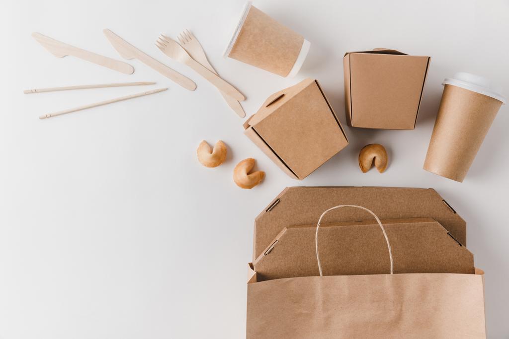 bovenaanzicht van junk food in take away dozen en chinese gelukskoekjes op wit - Foto, afbeelding