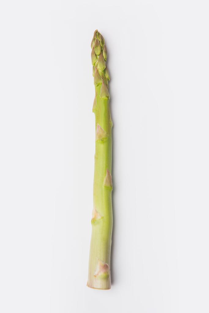 rauwe groene asperges opleggen op witte achtergrond - Foto, afbeelding