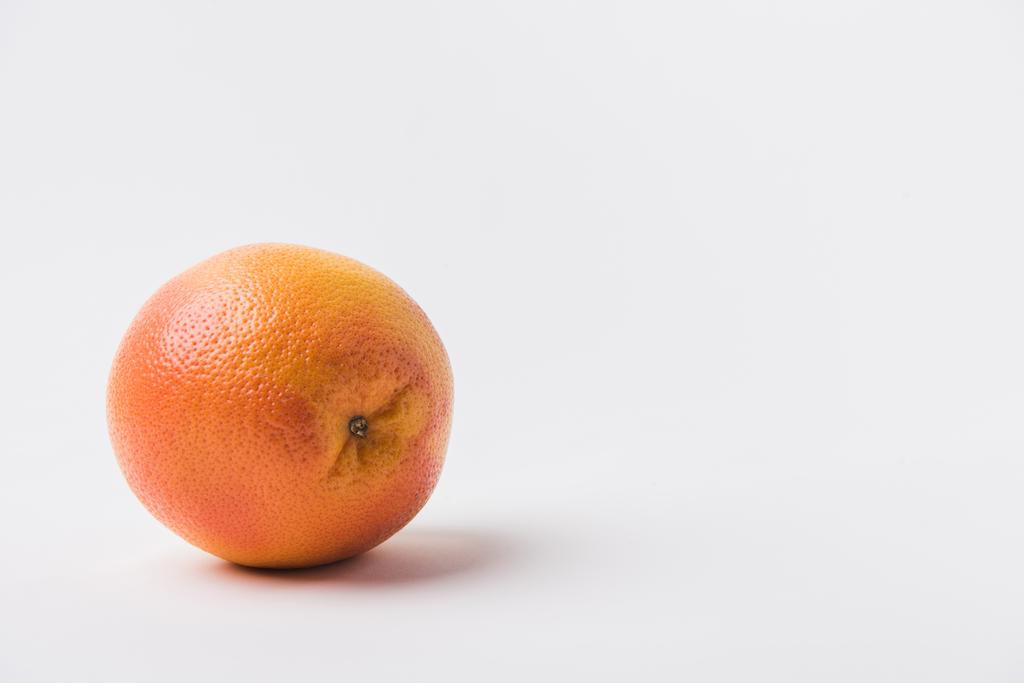 白い背景の上に敷設皮が付いたままの生のオレンジ  - 写真・画像