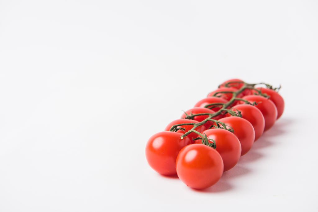 tomates cereja crus que colocam no fundo branco
 - Foto, Imagem