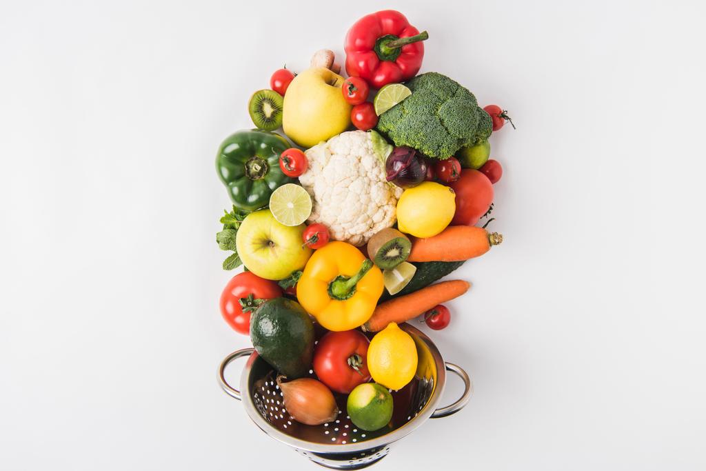Essen gesundes Konzept mit Gemüse und Obst in Sieb isoliert auf weißem Hintergrund - Foto, Bild