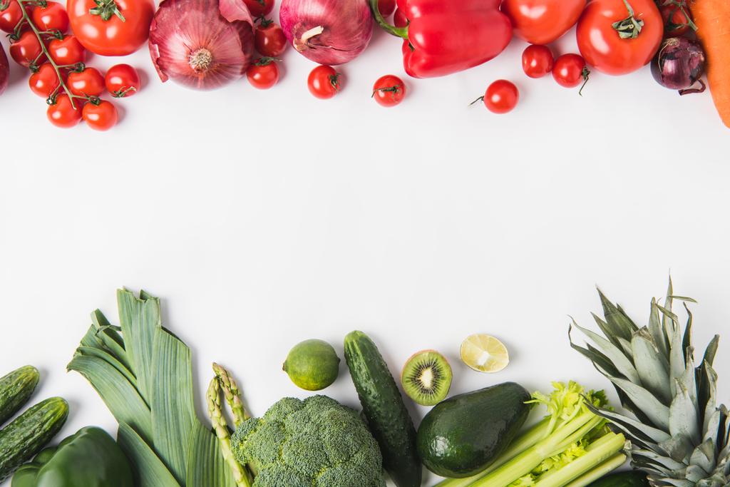 Frontera de verduras y frutas verdes y rojas aisladas sobre fondo blanco
 - Foto, Imagen