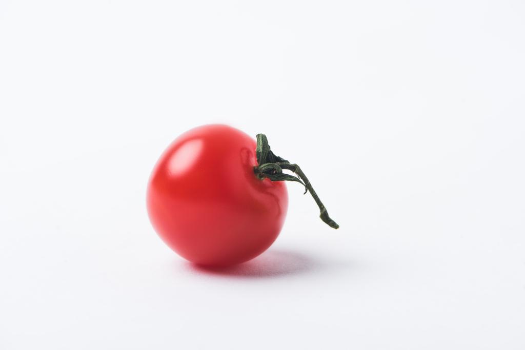 Tomate vermelho maduro isolado sobre fundo branco - Foto, Imagem