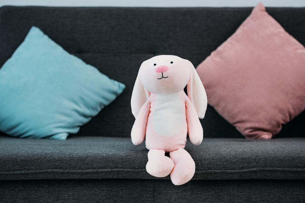 zbliżenie różowy zabawka dziecinna na kanapie - Zdjęcie, obraz