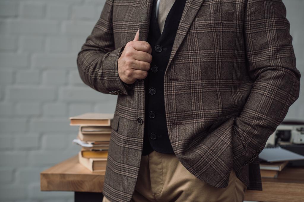 colpo ritagliato di scrittore senior in abito tweed elegante vicino al posto di lavoro
 - Foto, immagini