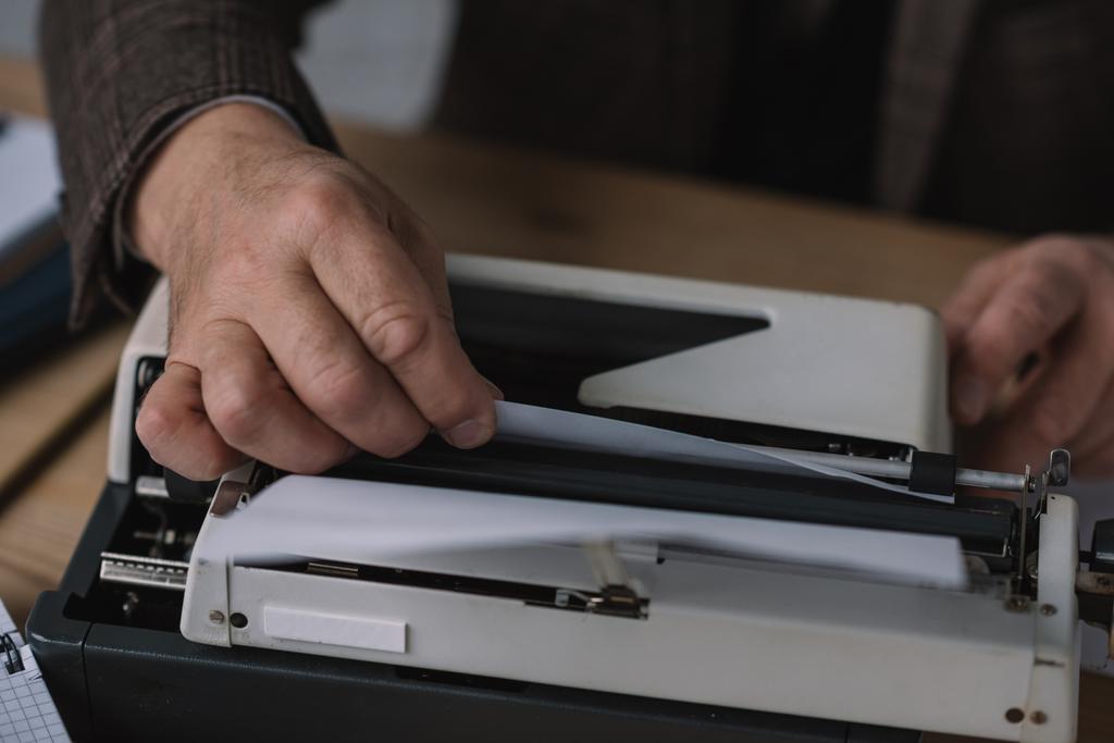 vágott lövés-író papír betöltése írógép - Fotó, kép