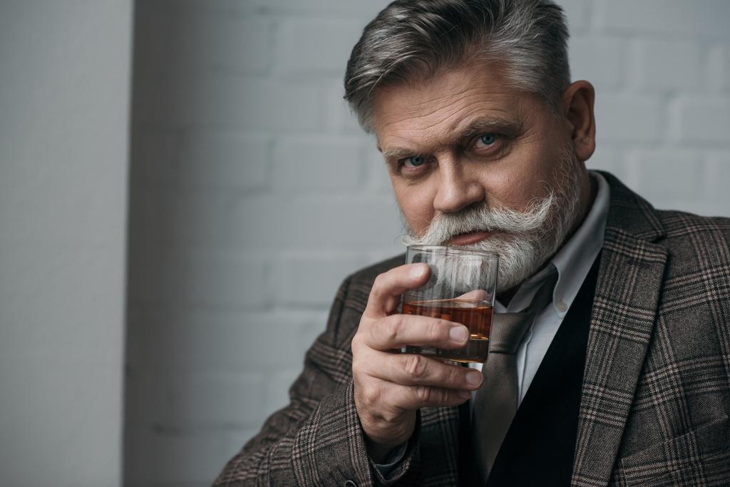retrato de cerca del hombre mayor en traje de tweed con vaso de whisky
 - Foto, imagen