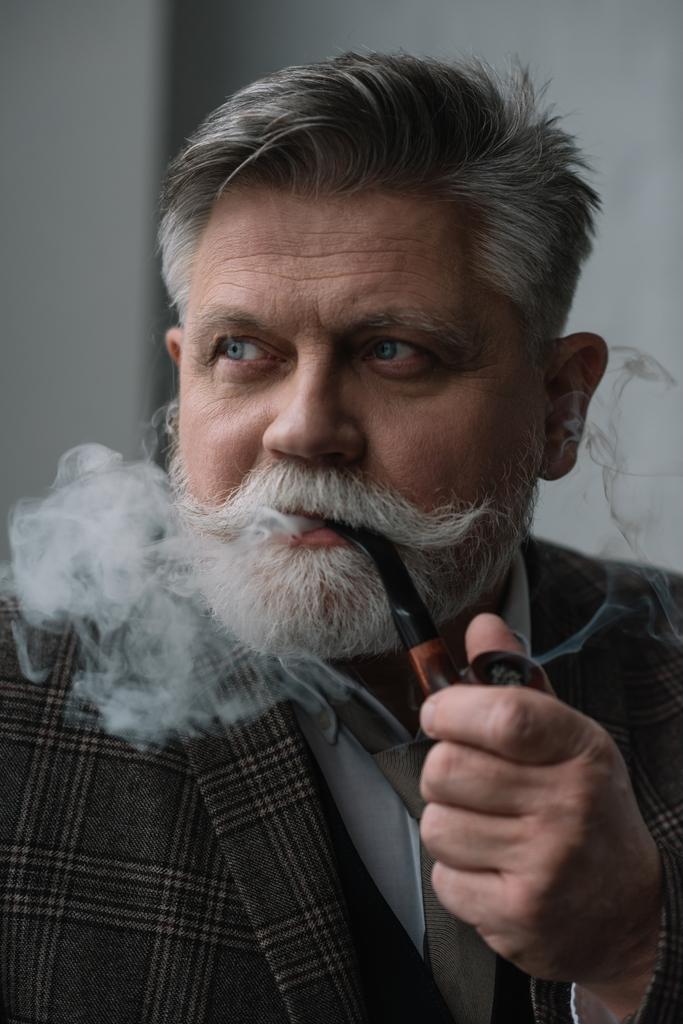 portrait en gros plan d'un bel homme âgé fumeur pipe
 - Photo, image