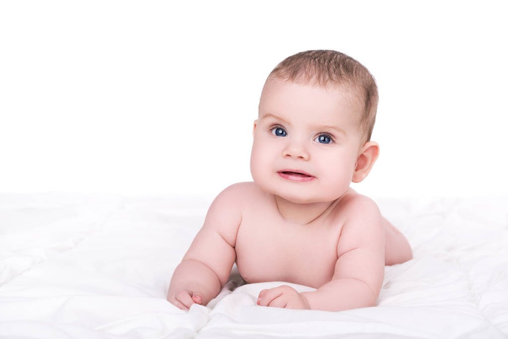 adorável sorrindo bebê menina ou menino com olhos azuis deitado no macio b
 - Foto, Imagem