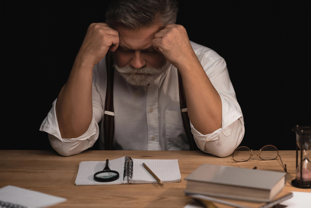 κατάθλιψη ανώτερος συγγραφέας κάθεται στο χώρο εργασίας με κενό χειρόγραφο - Φωτογραφία, εικόνα