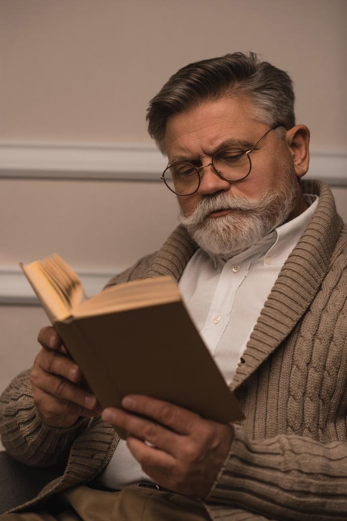 koncentrované starší muž v brýlích, čtení knihy - Fotografie, Obrázek