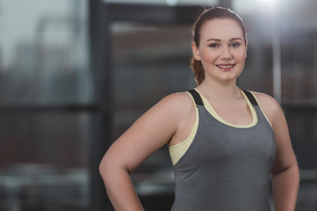 Retrato de chica obesa sonriendo en el gimnasio
 - Foto, Imagen