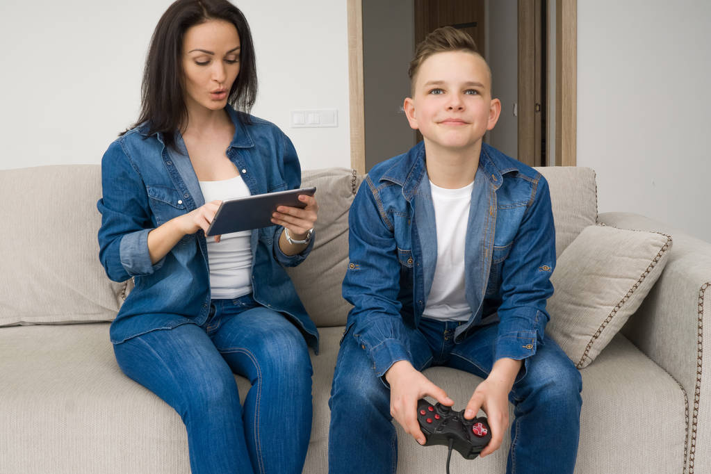 Gelukkige familie spelen console thuis - Foto, afbeelding