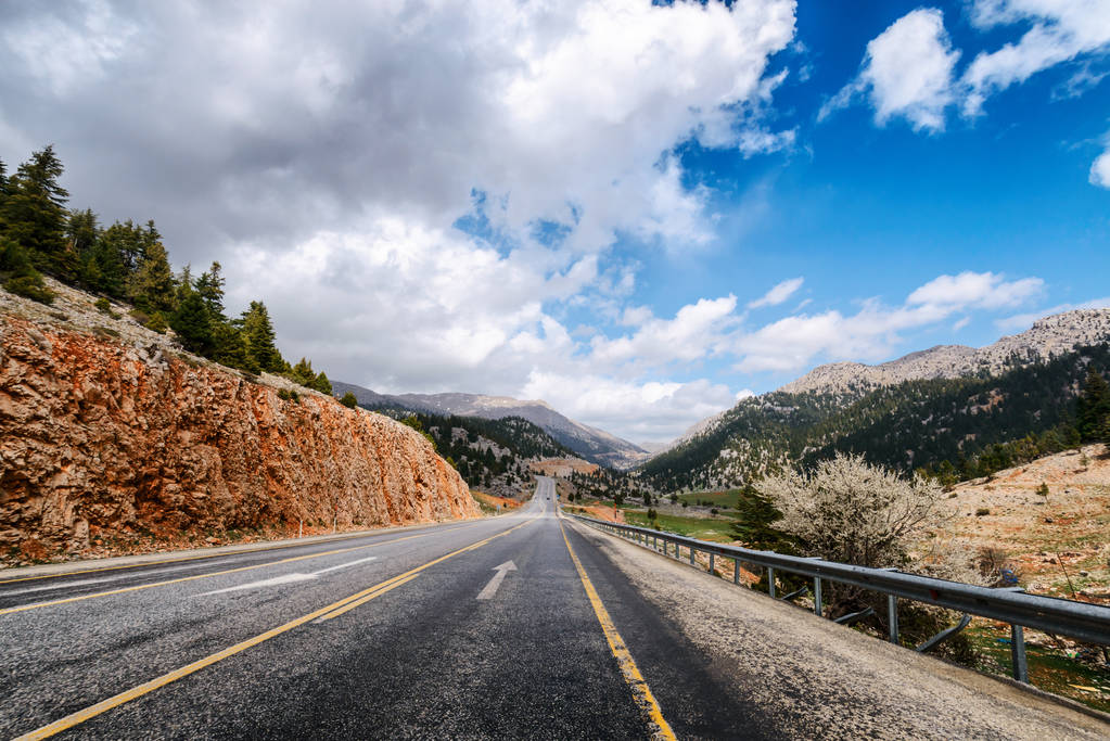 Carretera en la alta montaña
 - Foto, imagen