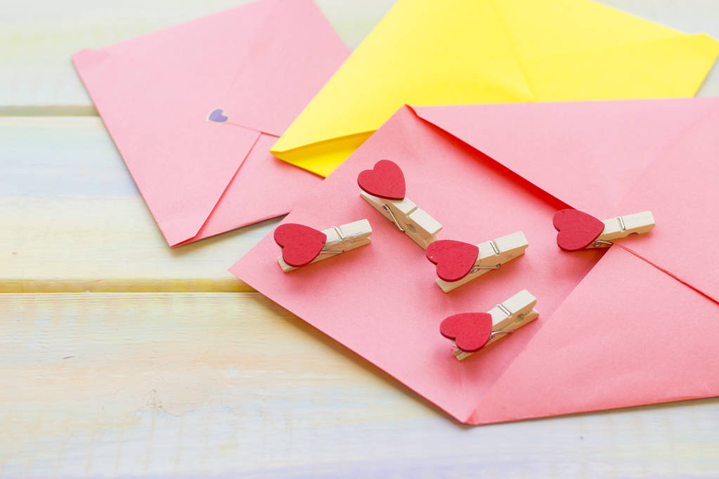 Różowy koperty i szpilki serca - Zdjęcie, obraz