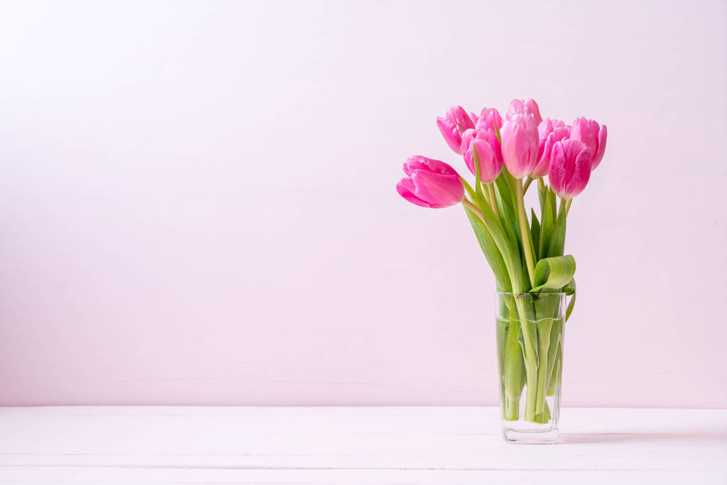 vaaleanpunainen tulppaani kukka puupohjalla
 - Valokuva, kuva
