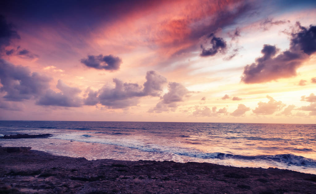 фантастичний приголомшливий барвистий пейзаж, захід сонця на березі
 - Фото, зображення