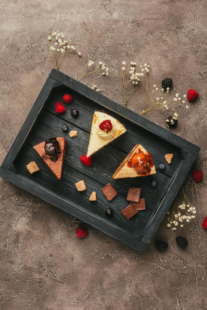 木製トレイのおいしいケーキ チョコレートとベリーの部分の平面図    - 写真・画像