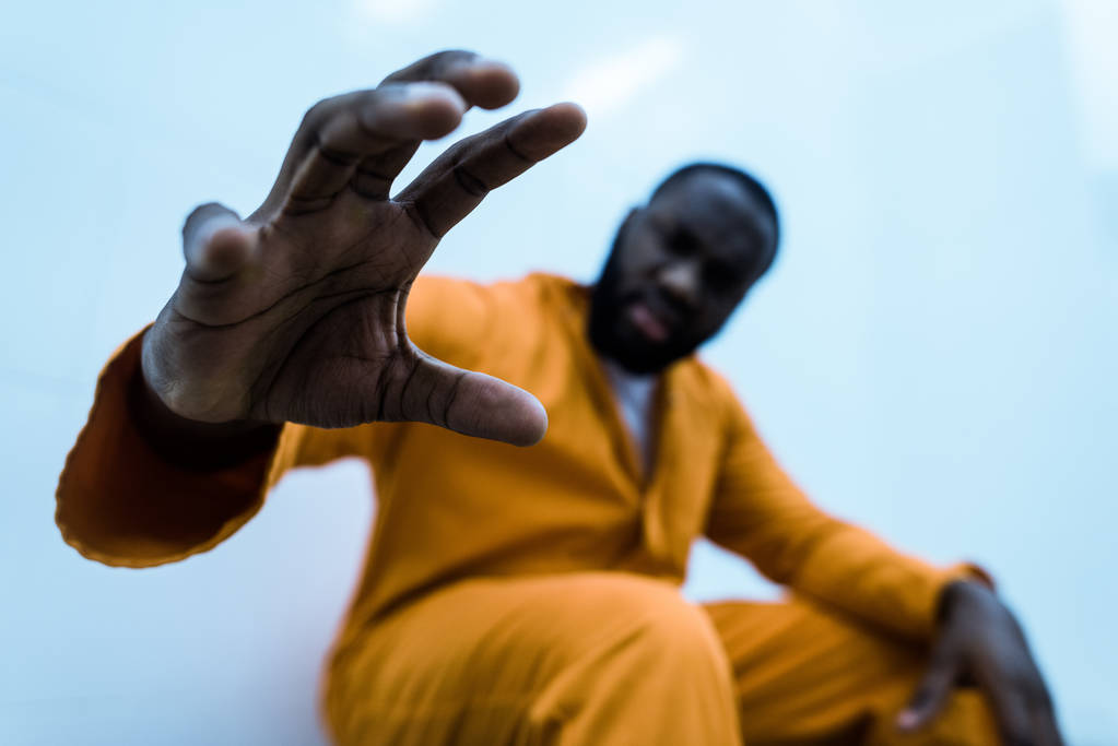 prisonnier afro-américain avec la main au premier plan
 - Photo, image