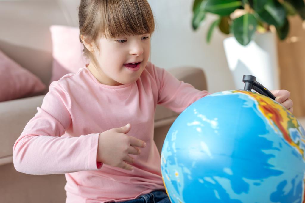 Dziecko z zespołem Downa, patrząc na całym świecie - Zdjęcie, obraz