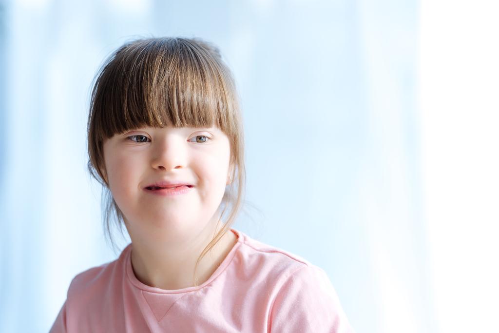 Retrato de un niño lindo con síndrome de Down
 - Foto, Imagen