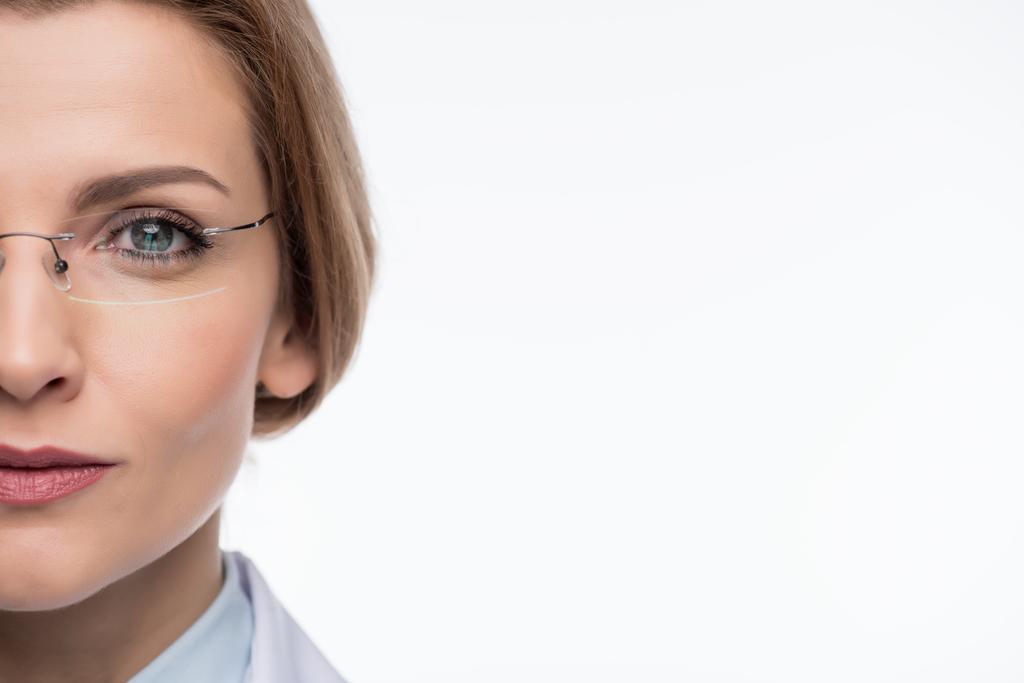 Close-up beeld van vrouwelijke arts bril geïsoleerd op wit - Foto, afbeelding