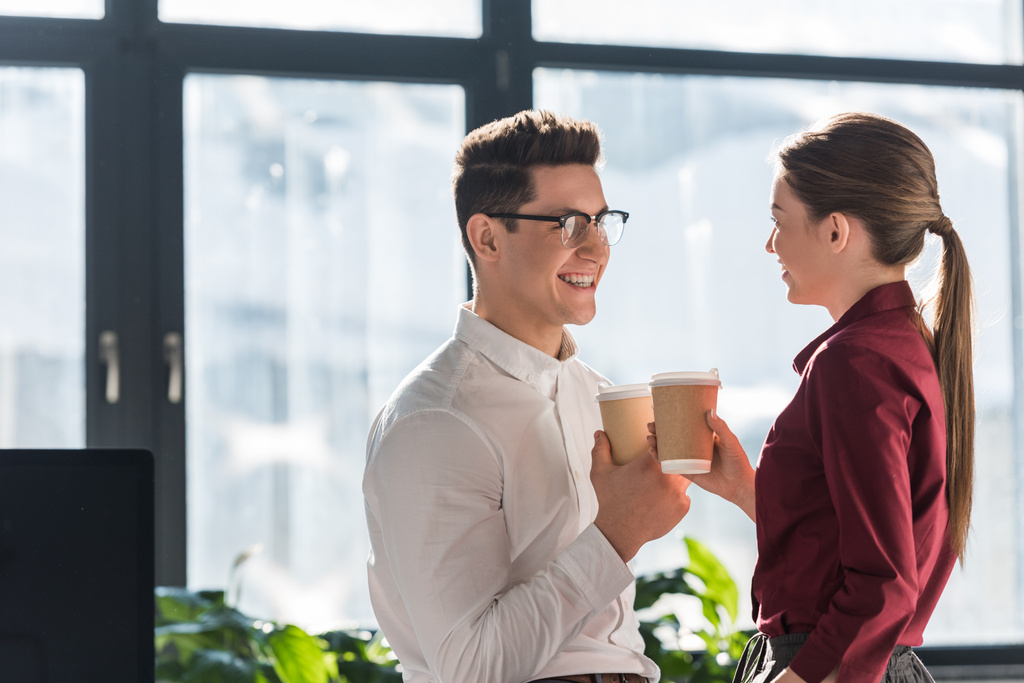 onnellinen kollegansa paperikuppeja kahvia puhuminen ja flirttailu
 - Valokuva, kuva