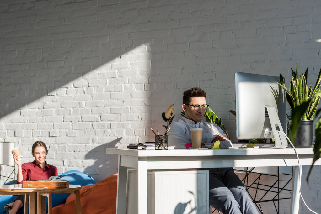 gerentes felices pasar tiempo en la oficina moderna
 - Foto, Imagen