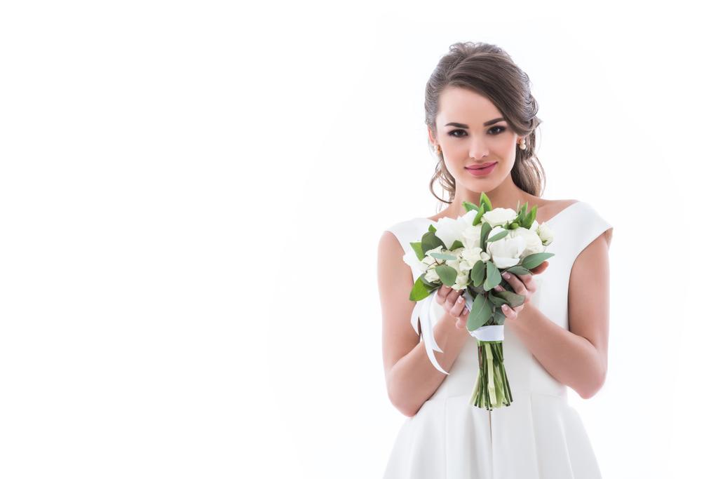 sposa bruna in posa con bouquet da sposa, isolato su bianco
 - Foto, immagini