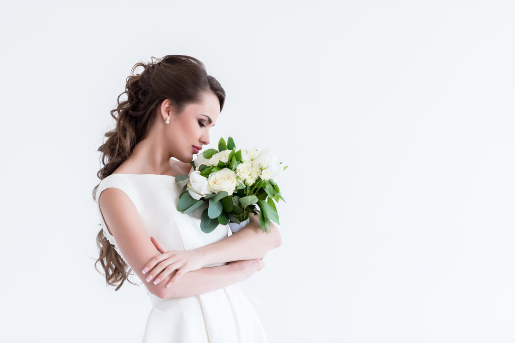 красива наречена нюхає весільний букет, ізольована на білому
 - Фото, зображення