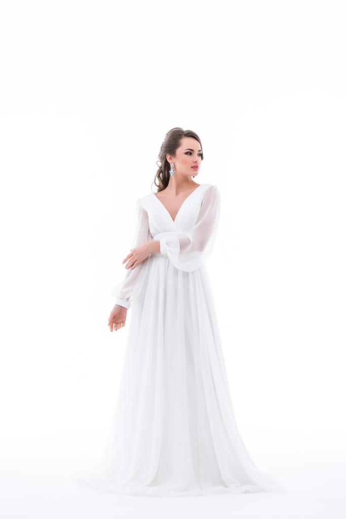 приваблива брюнетка наречена позує в традиційній весільній сукні, ізольована на білому
 - Фото, зображення