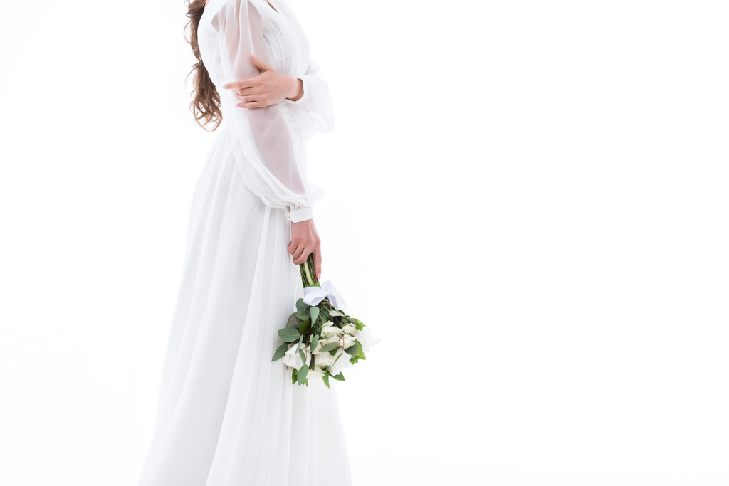 oříznutý pohled nevěsty v tradičním kroji s svatební kytice, izolované na bílém - Fotografie, Obrázek