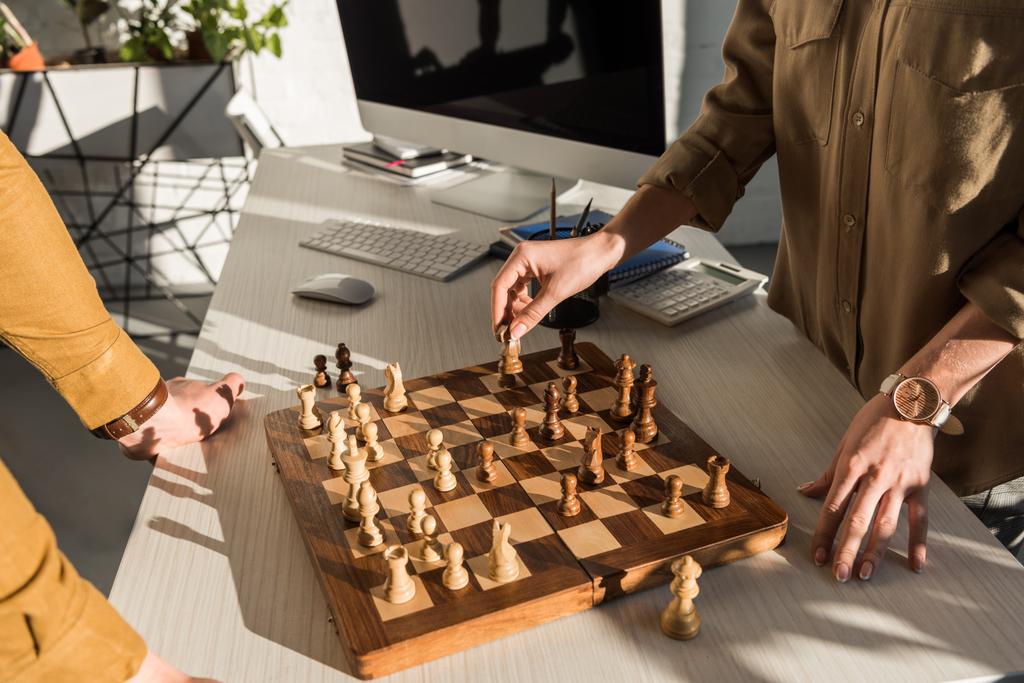 tiro recortado de colegas jogando xadrez na mesa de trabalho
 - Foto, Imagem