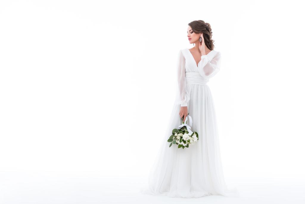 gelin düğün buket, üzerinde beyaz izole ile zarif beyaz elbiseli poz - Fotoğraf, Görsel