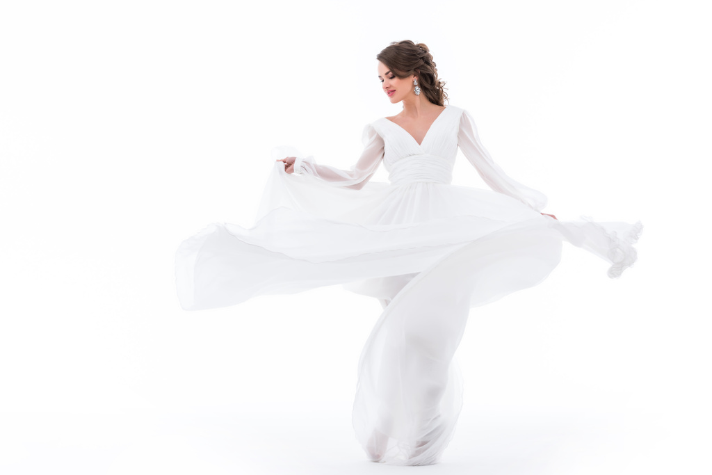 élégante mariée dansant en robe blanche traditionnelle, isolée sur blanc
 - Photo, image
