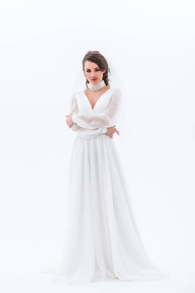 брюнетка наречена позує в елегантній весільній сукні, ізольована на білому
 - Фото, зображення