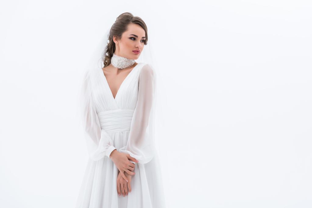 elegante brünette Braut posiert in traditionellem Brautkleid, isoliert auf weiß - Foto, Bild