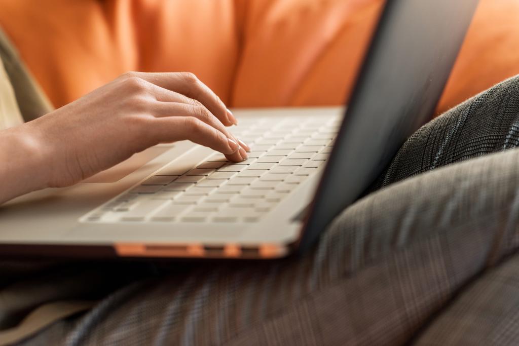 обрезанный снимок женщины с помощью ноутбука на коленях
 - Фото, изображение