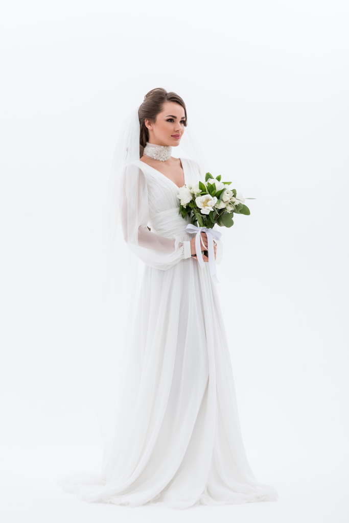 結婚式のブーケは、白で隔離を保持伝統的なドレスの魅力的な若い花嫁 - 写真・画像