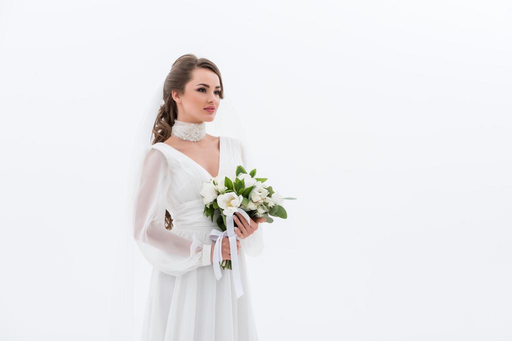 приваблива наречена в традиційній сукні, що тримає весільний букет, ізольована на білому
 - Фото, зображення