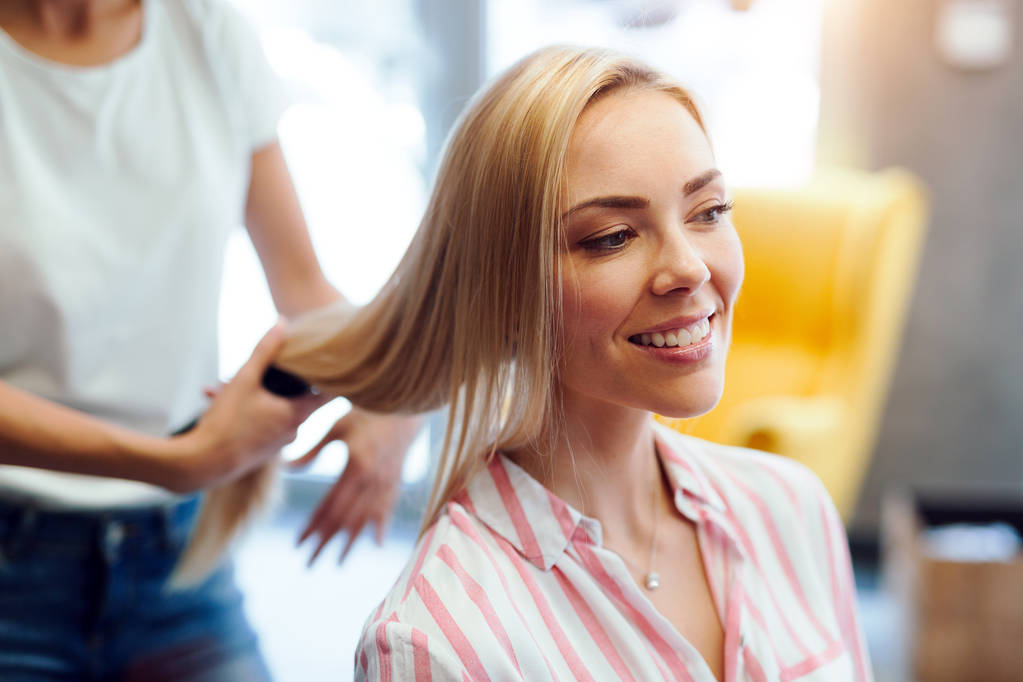 Portrait d'une femme heureuse au salon de coiffure
 - Photo, image