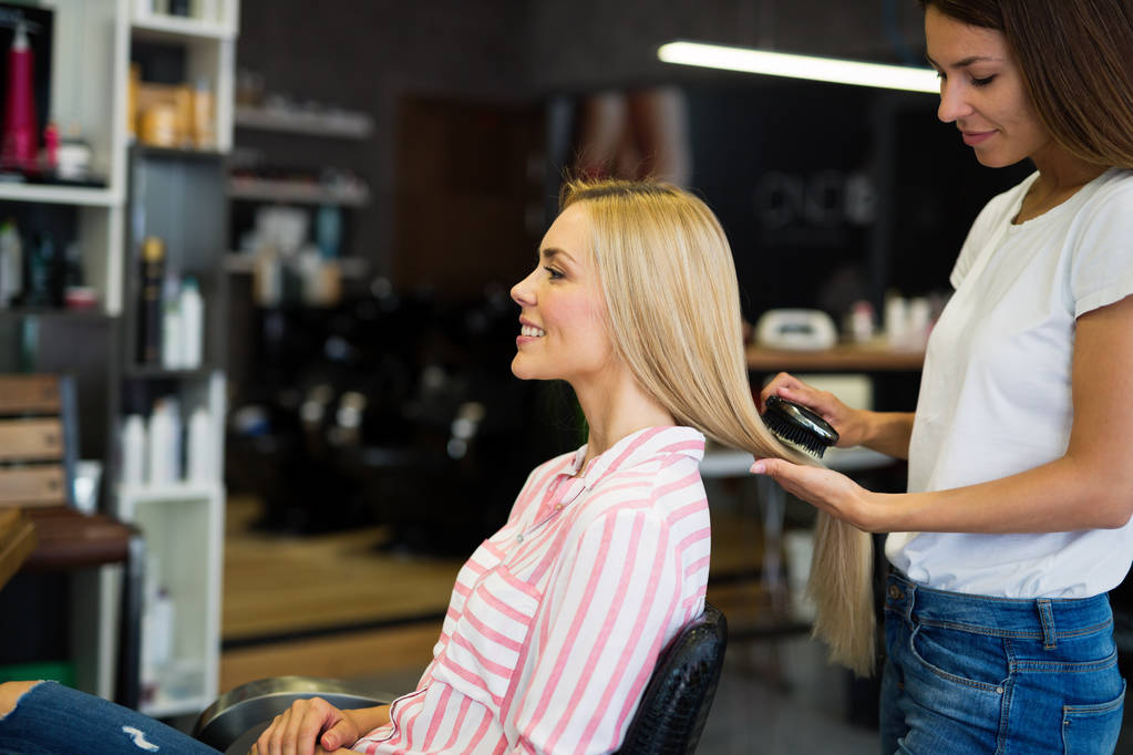 portret szczęśliwy kobiety w salon fryzjerski - Zdjęcie, obraz