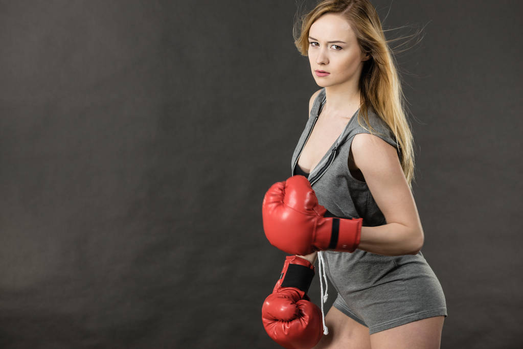 Donna che indossa guanti da boxe
 - Foto, immagini